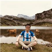 Profesor nativo (autónomo) con libros de su propia autoría